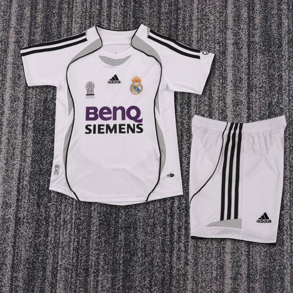 Kit Infantil Real Madrid Retrô Home 06/07 Camisa + Shorts Adidas Unissex - Branca