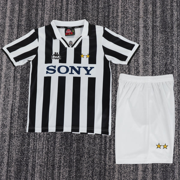 Kit Infantil Juventus Home 95/96 Retrô Camisa + Shorts Kappa Unissex - Preta e Branca