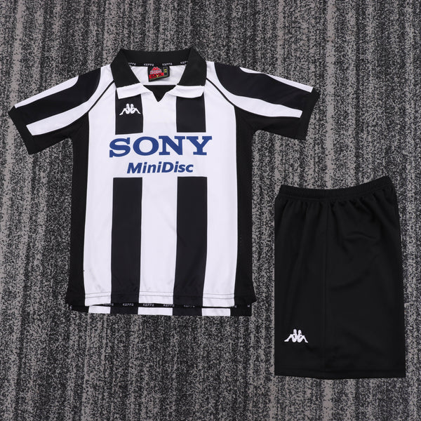Kit Infantil Juventus Home 97/98 Retrô Camisa + Shorts Kappa Unissex - Preta e Branca