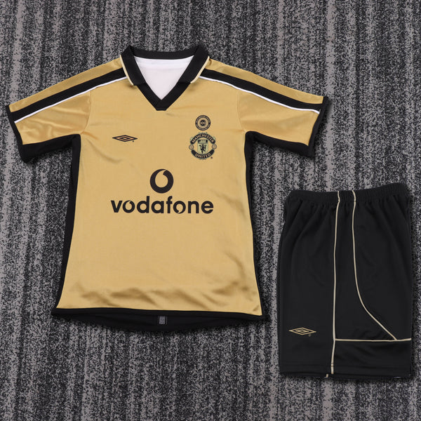 Kit infantil Manchester United Retrô Away 01/02  Unissex Umbro - Dourado