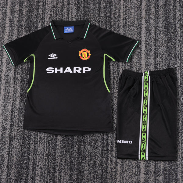 Kit infantil Manchester United Retrô Away 97/98 Unissex Umbro - Preta