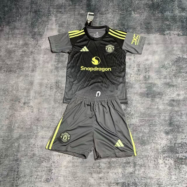 Kit Infantil Manchester United Goleiro 25/26 Camisa + Shorts Adidas Unissex - Cinza