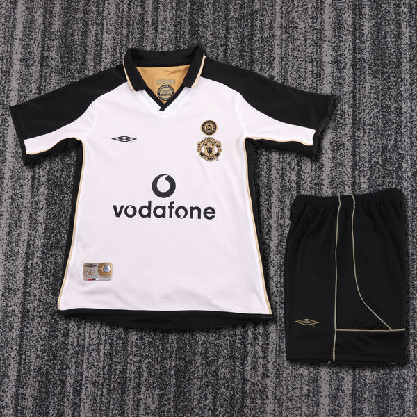Kit infantil Manchester United Retrô Third 01/02  Unissex Umbro - Branco