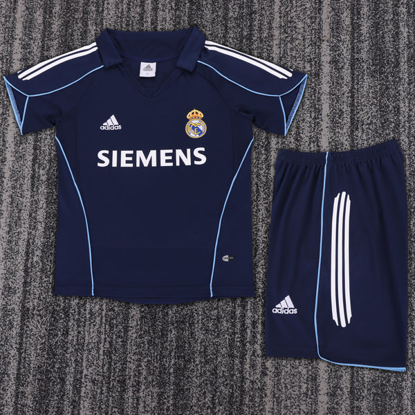 Kit Infantil Real Madrid Retrô Away 05/06 Camisa + Shorts Adidas Unissex - Azul Escuro