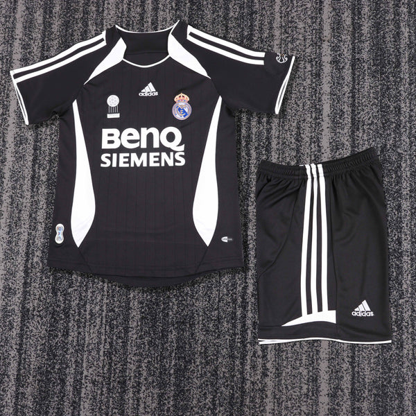 Kit Infantil Real Madrid Retrô Away 06/07 Camisa + Shorts Adidas Unissex - Preto