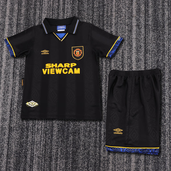 Kit infantil Manchester United Retrô Away 98/99 Unissex Umbro - Preta